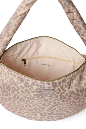 Studio Noos Puffy Cross Body Bag Beige Leopard – Rückansicht