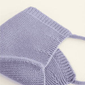 Hvid Bonnette Dolly Lilac mit Bindeband unterm Kinn