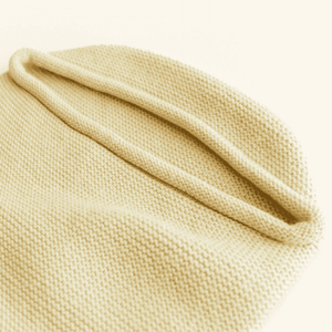 Baby im Hvid Cocoon Light Yellow, empfohlen für 0 bis 8 Monate
