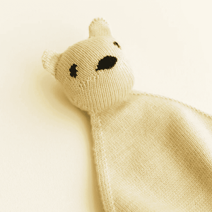 Handgenähte Naht am Hvid Schmusetuch Teddy Tokki aus dem Atelier in Belgien