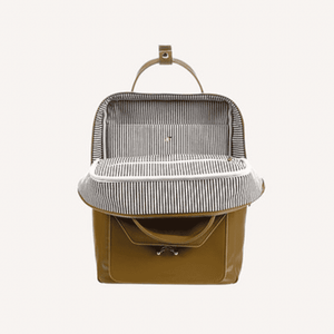 Kind trägt den 38 cm hohen ton sur ton Rucksack Costa Green von Sticky Lemon