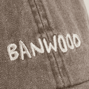 Kind trägt das braune 5-Panel Cap von Banwood