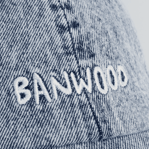 Banwood Cap Denim am Kind, Rückansicht mit verstellbarem Verschluss