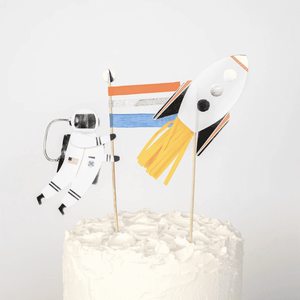 Einzelteile des Meri Meri Space Cake Toppers