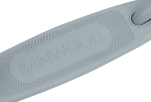 Banwood Scooter Teal, Trittbrett und Vorderräder aus der Nähe