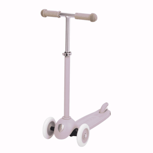 Trittbrett und Hinterrad des Banwood ECO Scooters in Lavender