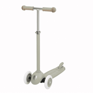 Kind fährt auf dem Banwood Vintage ECO Scooter Olive