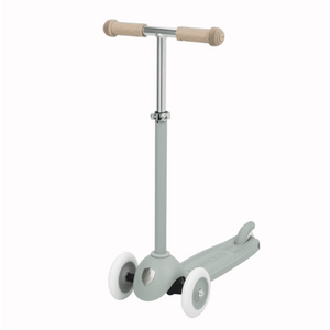 Banwood Scooter Clay aus recyceltem Kunststoff im Garten
