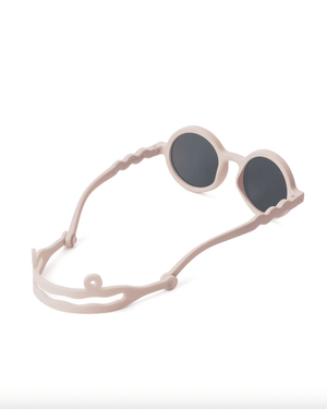 Kleinkind trägt die runde Olivio&Co. Sonnenbrille Coral Blush