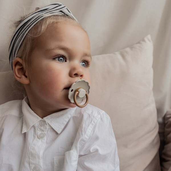 Lot de 6 tétines en latex avec breloque cannelle