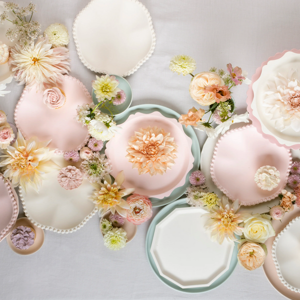 Kompostierbarer Teller mit dekorativem Rand