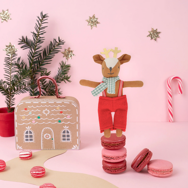 Mini poupée renne dans une valise