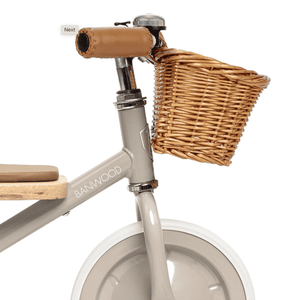 Detailaufnahme des Banwood Dreirads in Beige