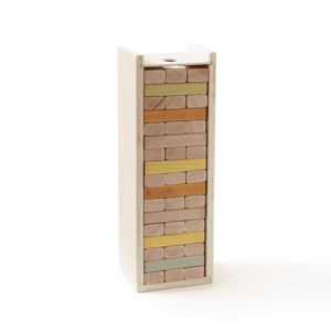 51 Holzstäbe des Kids Concept Stapelturms nebeneinander gelegt