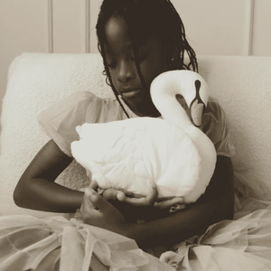 Lorena Canals Kissen Schwan auf dem Babybett