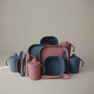 Zwei Mushie Trinkbecher in Twilight Blue nebeneinander