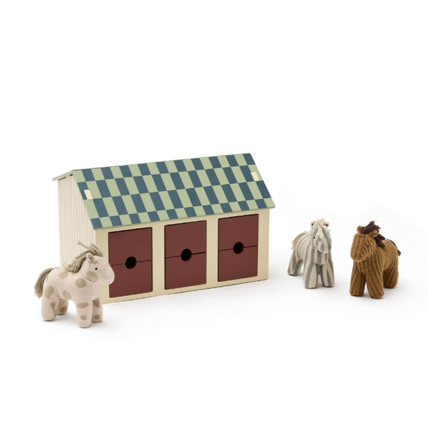 Pferdestall mit Pferden