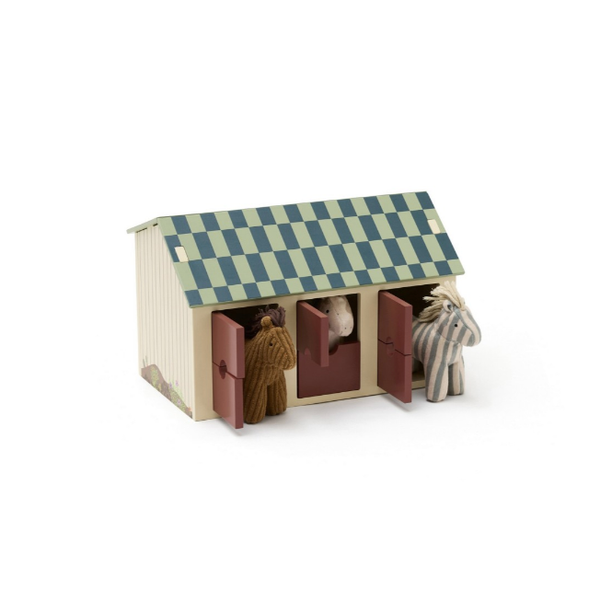 Pferdestall mit Pferden