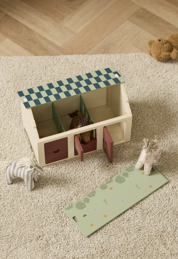 Pferdestall mit Pferden