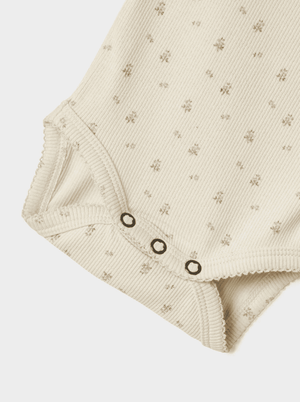 Langarm-Body Turtledove Flower von Lil'Atelier – Blumenmuster Detail
