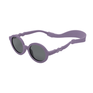 Kind trägt Komono Lou Lilac Kindersonnenbrille im Sommer