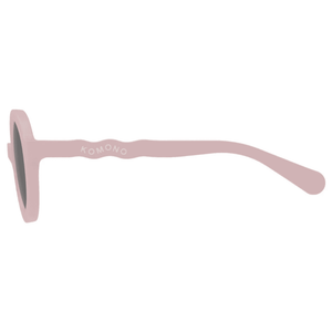 Kind trägt Komono Lele Blush Sonnenbrille mit polarisierten Gläsern