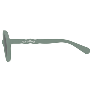 Kind mit Komono Lele Sage Kindersonnenbrille im Sonnenlicht