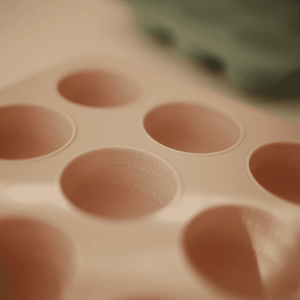 Flexibles Silikon der Mushie Gefrierform Cambridge Blue im Detail