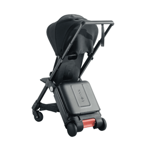 TernX Carry On Reisekinderwagen Schwarz beim Ziehen unterwegs