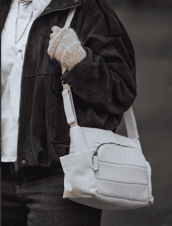 Sebra Wickeltasche Mini On-the-Go Morning Beige getragen