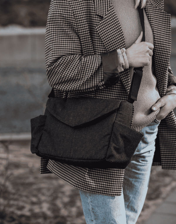 Sebra Wickeltasche Mini On-the-Go Dark Grey getragen