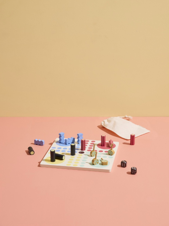 Spielfiguren in Bonbonform: Gummibär, Lakritzstange, Himbeerstange und Lolli