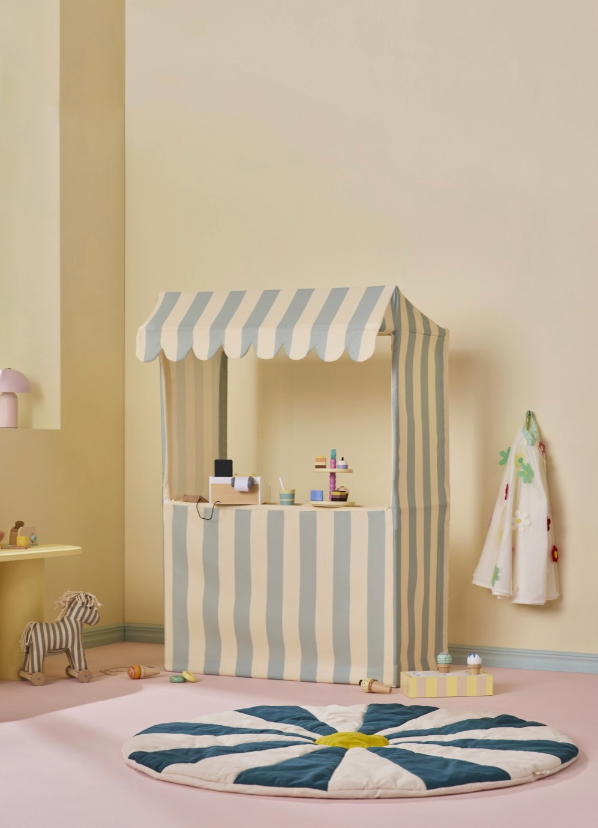 Marktstand von Kids Concept als Puppentheater umgebaut