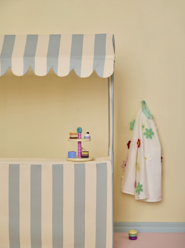 Kids Concept Marktstand, Stoffbezug wird angeklettet – Detailaufnahme