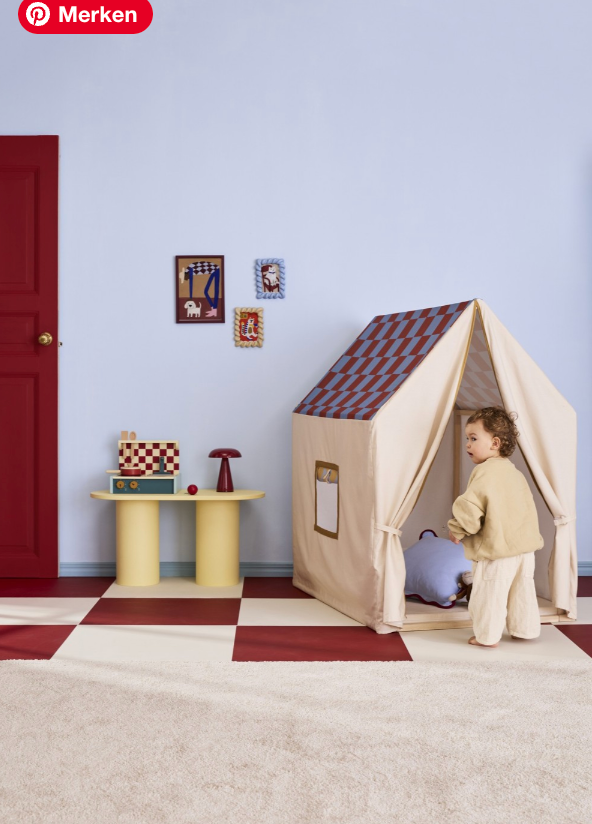 Kariertes Spielzelt in Hausform, Dusty Blue, im Kinderzimmer aufgestellt