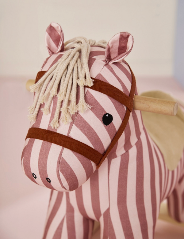Mila Schaukelpferd im Kinderzimmer, Detail von Mähne und Sattel