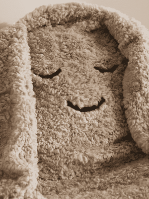 Gestickte Schlafaugen am Snuggle Sitzsack von Kids Concept im Detail