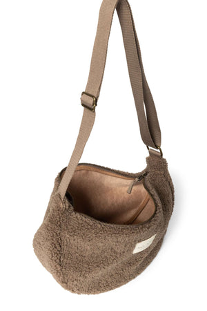 Gürteltasche Brown Teddy von Studio Noos quer über der Schulter