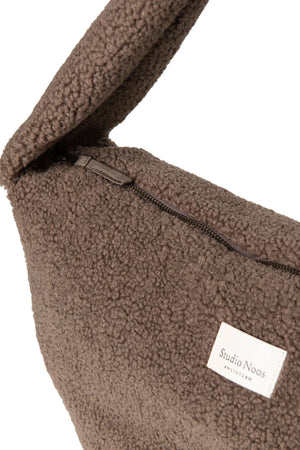Brown Teddy Cross Body Bag von Studio Noos über der Schulter getragen