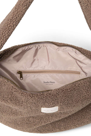 Studio Noos Cross Body Bag in Braun, geöffnetes Hauptfach