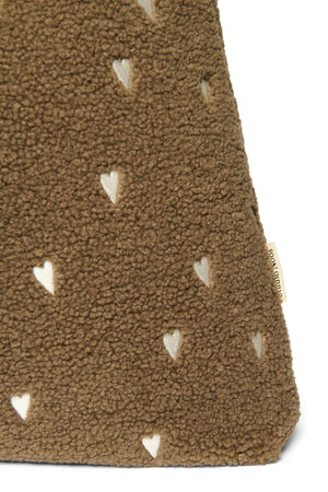 Teddy-Herzen-Muster der braunen Mom Bag von Studio Noos im Detail