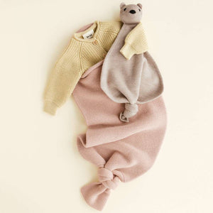 Baby-Kokon Apricot von Hvid, in Belgien aus extrafeiner Merinowolle gestrickt