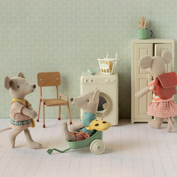 Kleine Schwester Maus mit Tasche