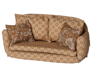 Maileg Schlafsofa Ocker aufgeklappt als Mäusebett