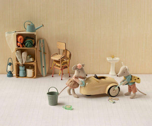 Maileg Fahrer-Maus Kleine Schwester mit Pompon am Haarband