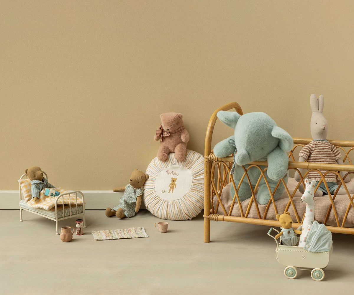 Plüsch-Elefant von Maileg in Soft Mint, Detailansicht des weichen Plüschs