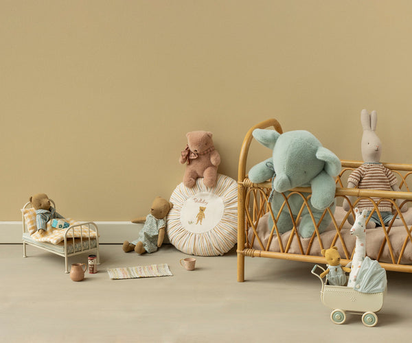 Plüsch-Elefant von Maileg in Soft Mint, Detailansicht des weichen Plüschs