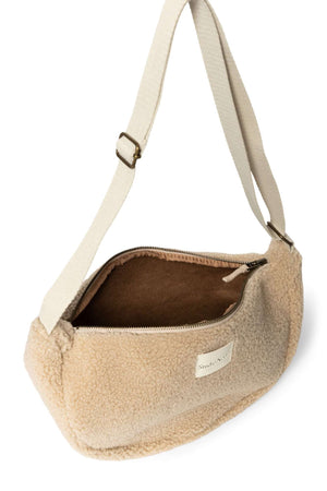 Gürteltasche Ecru Teddy von Studio Noos im Alltag getragen