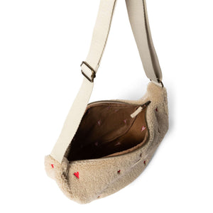 Ecru Teddy Hearts Gürteltasche von Studio Noos mit verstellbarem Gurt