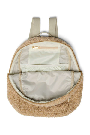Kind trägt den Ecru Teddy Midi Rucksack von Studio Noos